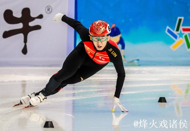 奥运冠军武大靖亮相贵州村超开幕:冰刀换足球,令人期待! 奥运冠军武大靖亮相贵州村超开幕:冰刀换足球,令人期待!